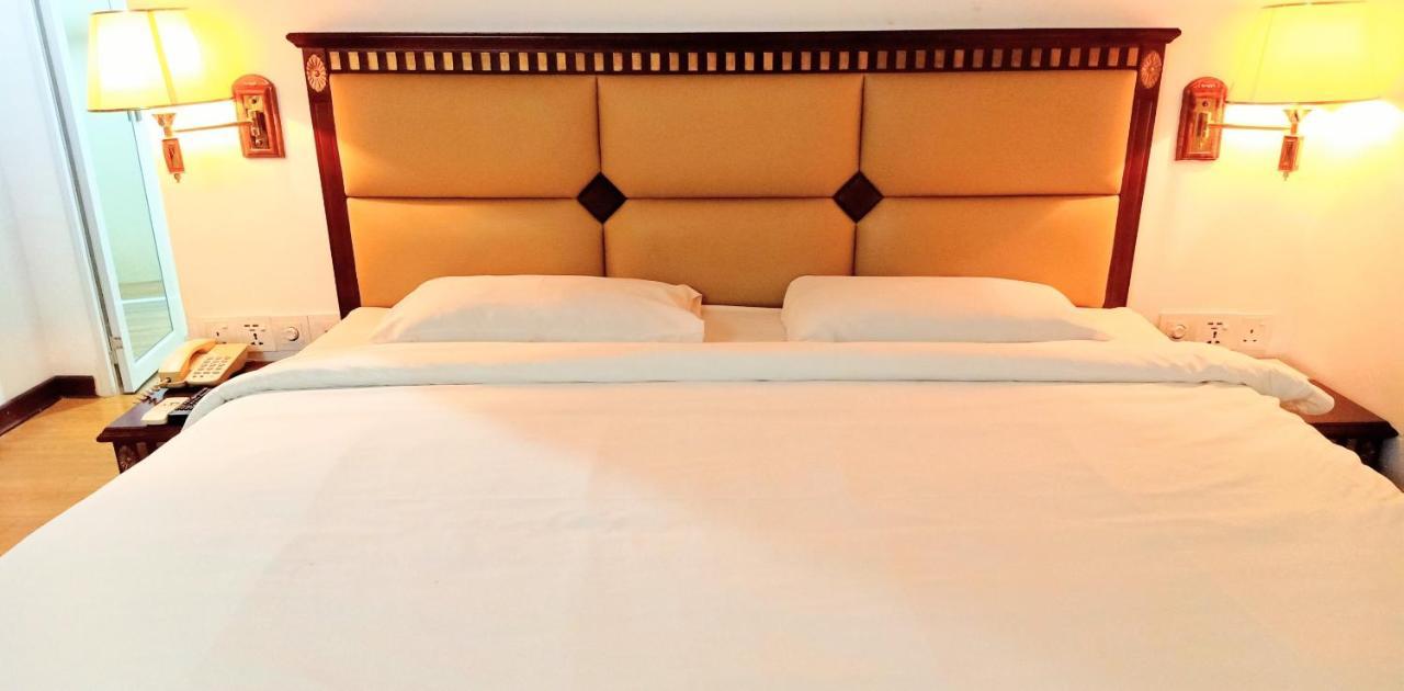 Super Oyo 90464 Borneo Suites Hotel Кота-Кинабалу Экстерьер фото