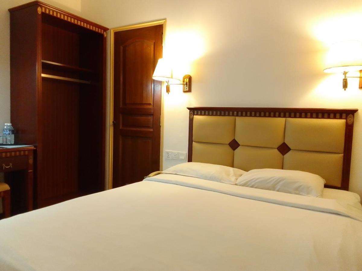 Super Oyo 90464 Borneo Suites Hotel Кота-Кинабалу Экстерьер фото